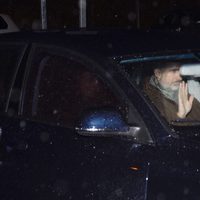 Los Reyes Felipe y Letizia saludando a la prensa al llegar a casa de Jesús Ortiz