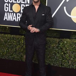 Chris Hemsworth en la alfombra roja de los Globos de Oro 2018