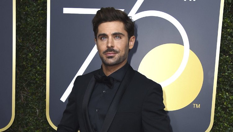Zac Efron en la alfombra roja de los Globos de Oro 2018