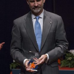 El Rey Felipe con su galardón en la entrega de los Premios de la Fundación Víctimas de Terrorismo