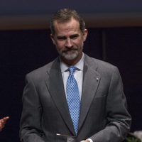 El Rey Felipe con su galardón en la entrega de los Premios de la Fundación Víctimas de Terrorismo