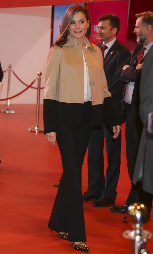 La Reina Letizia inaugurando Fitur 2018 con unos zapatos muy rockeros