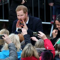 El Príncipe Harry, muy gracioso junto a Meghan Markle en Gales