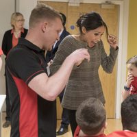 Meghan Markle se asusta al ver jugar a unos niños a la Jenga en Gales