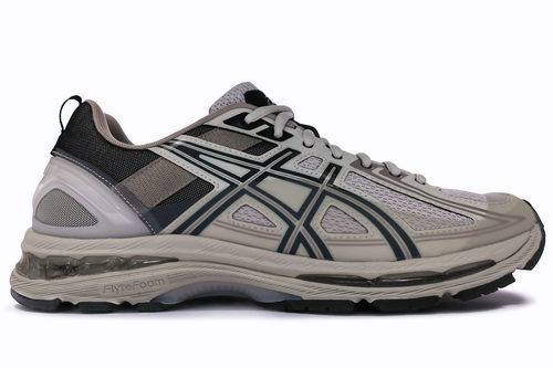 Zapatilla gris de la colección SS18 de la colección de Asics en colaboración con Kiko Kostadinov