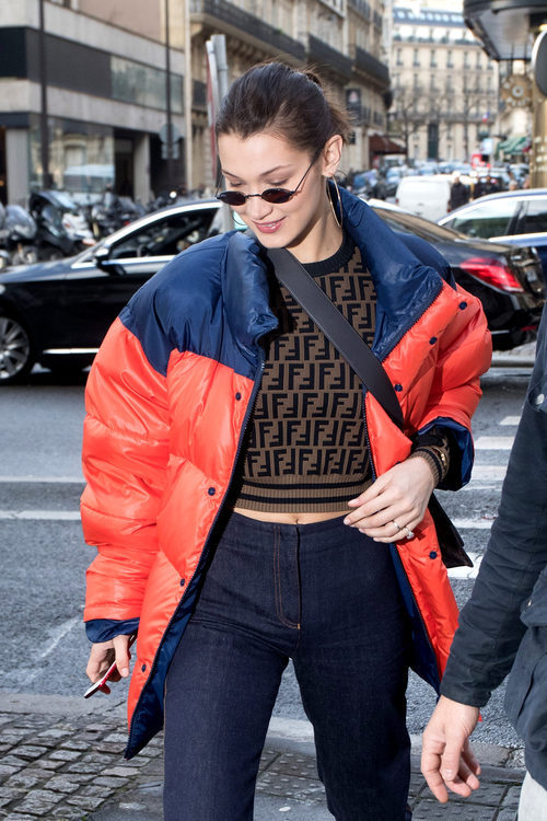 Bella Hadid con un plumas para protegerse del frío de París