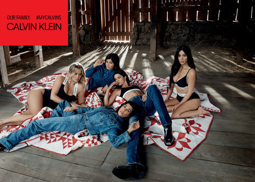 Selección de vaqueros y ropa interior negra de la colección Calvin Klein primavera/verano protagonizada por las hermanas Kardashian