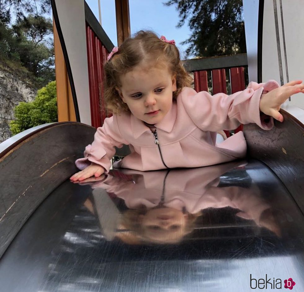 Gabriella de Mónaco se tira por el tobogán en un parque
