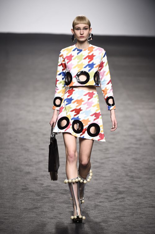 Top y falda de patas de gallo de María Escote de la campaña otoño/invierno 2018/2019 en la Madrid Fashion Week