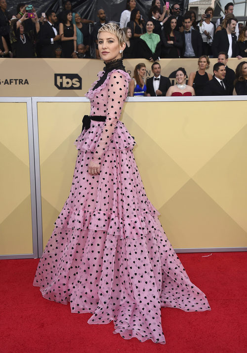 Kate Hudson con un vestido rosa con corazones