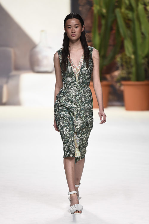 Vestido verde con estampados de Roberto Verino de la campaña otoño/invierno 2018/2019 en la Madrid Fashion Week