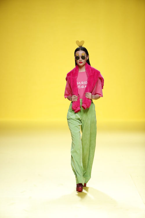 Pantalones de pinzas verdes de Ágatha Ruíz de la Prada otoño/invierno 2018/2019 en la Madrid Fashion Week