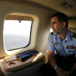 El Rey Felipe, mirando por la ventanilla desde un avión en Las Palmas