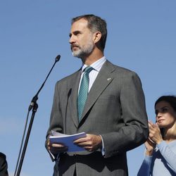 La Reina Letizia aplaude el discurso del Rey Felipe en Poreñu