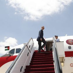 El Rey Felipe sube al avión que le llevó al World Economic Forum en Jordania