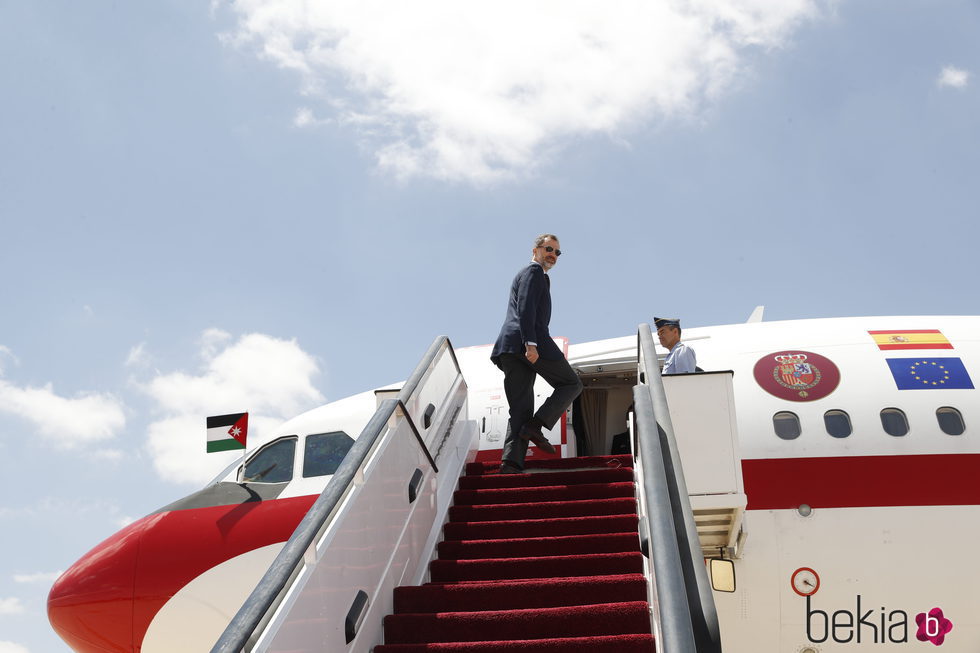 El Rey Felipe sube al avión que le llevó al World Economic Forum en Jordania