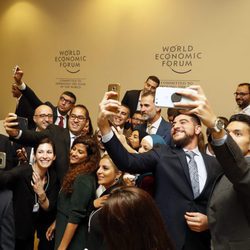 El Rey Felipe se hace selfies en el World Economic Forum