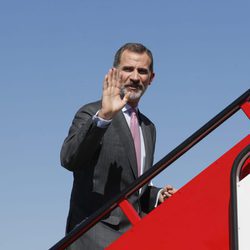 El Rey Felipe saluda antes de subir al avión que le llevó a Londres para su Viaje de Estado a Reino Unido