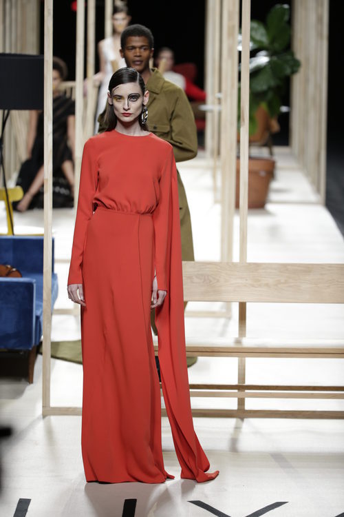 Vestido rojo de Juanjo Oliva otoño/invierno 2018/2019 en la Madrid Fashion Week