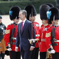 El Rey Felipe entre la Guardia Real Británica en Londres