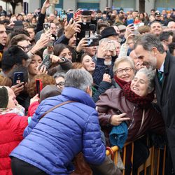 El Rey Felipe se hace una foto con una señora en Jaén