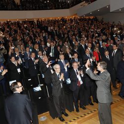 El Rey recibe los aplausos de los asistentes a la clausura del Congreso Anual de la Confederacion Española de Directivos y Ejecutivos