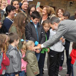El Rey Felipe, muy cariñoso con unos niños en Somiedo