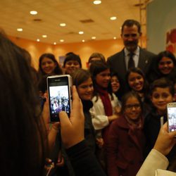 El Rey Felipe haciéndose fotos con unos niños en Don Benito