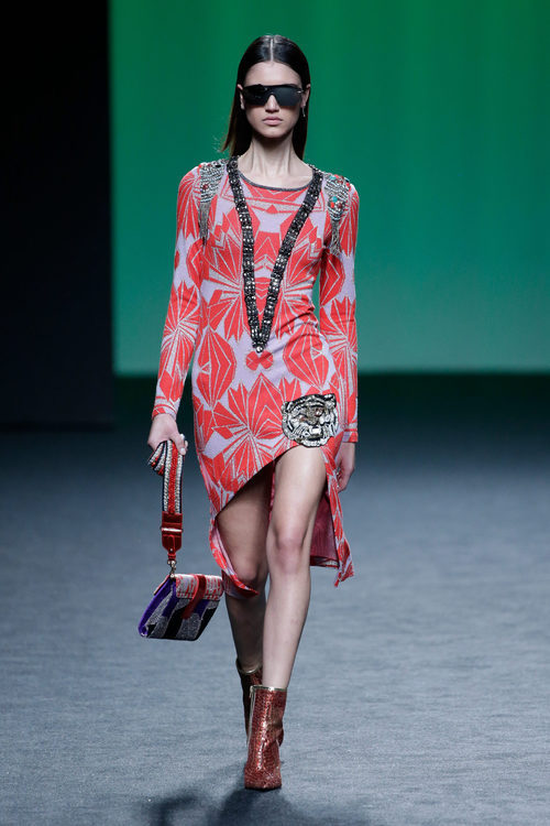 Vestido estampado naranja de Custo Barcelona colección otoño/invierno 2018/2019 para Madrid Fashion Week