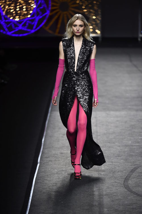 Vestido negro de lentejuelas e Juana Martín colección otoño/invierno 2018/2019 en Madrid Fashion Week