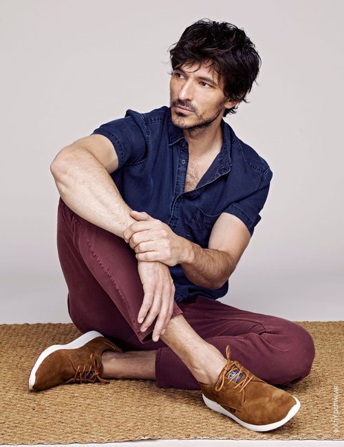 Andrés Velencoso con unos zapatos marrones de la colección primavera/verano 2018 de Xti