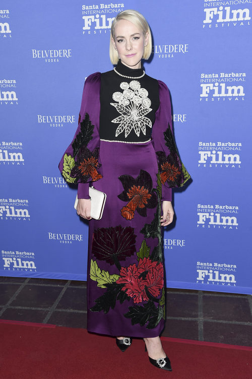 Jena Malone con un traje oscuro de estampados