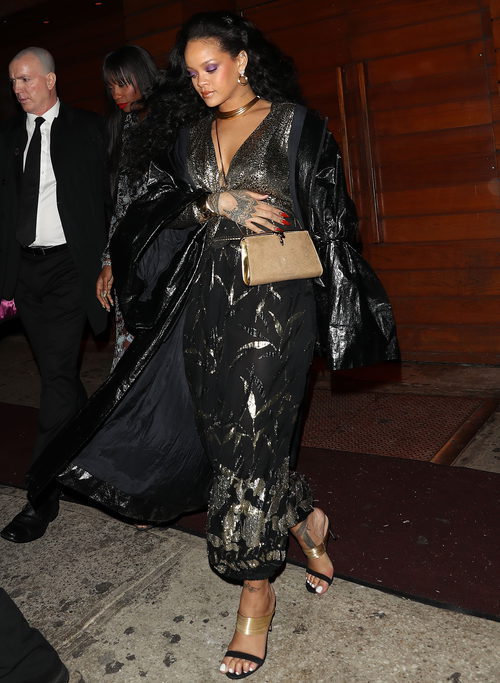 Rihanna con un mono negro con brillantes