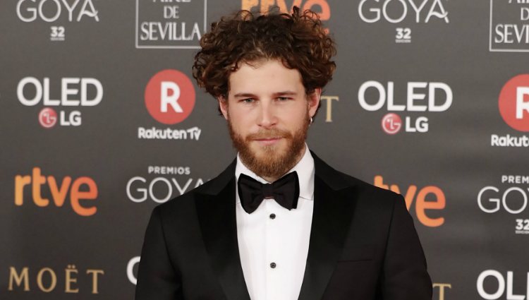 Álvaro Cervantes en la alfombra roja de los Premios Goya 2018