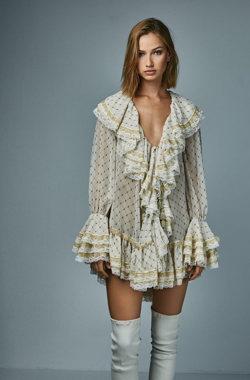 Vestido blanco roto con cuadros estampados y volantes de la colección Vendetta Sul Mare de Guts & Love primavera/verano 2018