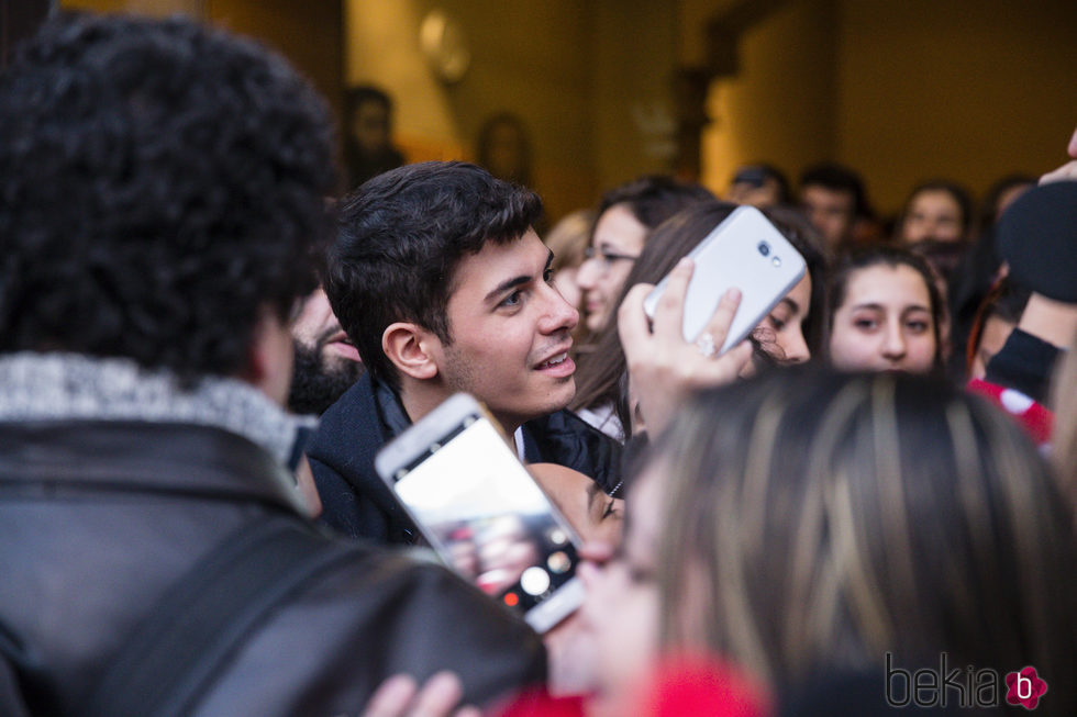 Alfred recibido por sus fans en el Ayuntamiento de Llobregat