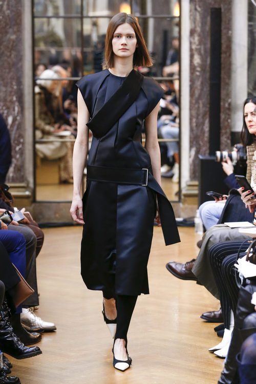 Traje ceñido azul marino de la colección otoño/invierno 2018 de Victoria Beckham en la Nueva York Fashion Week
