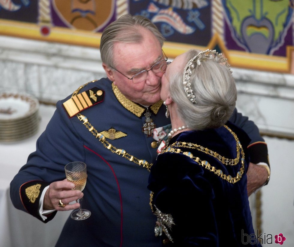 Margarita de Dinamarca besa a Enrique de Dinamarca