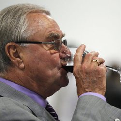 Enrique de Dinamarca bebiendo vino