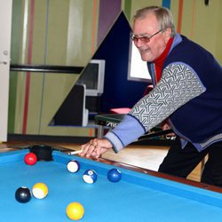 Enrique de Dinamarca jugando al billar