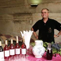 Enrique de Dinamarca con botellas de vino producidas en sus viñedos franceses
