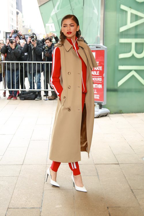 Zandaya con chándal rojo y tacones blancos en el desfile de Michael Kors 2018