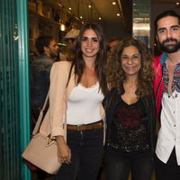 Lolita Flores acompañada de sus hijos, Elena y Guillermo Furiase
