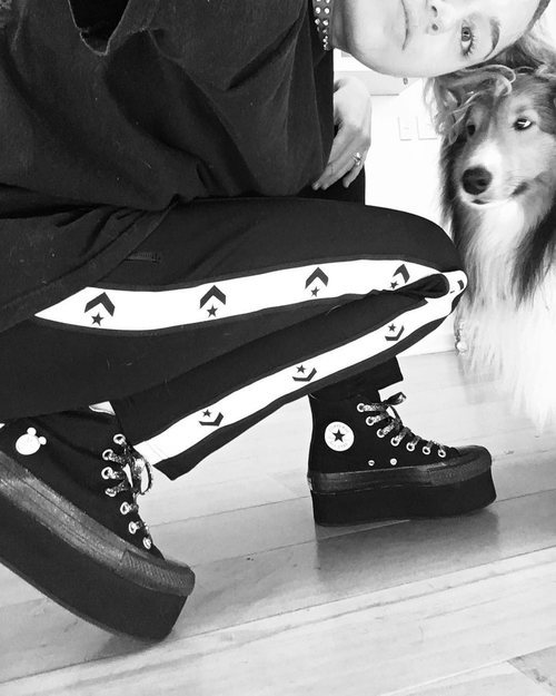 Miley Cyrus con su perro vestida con un chándal y zapatillas de plataforma Converse 2018