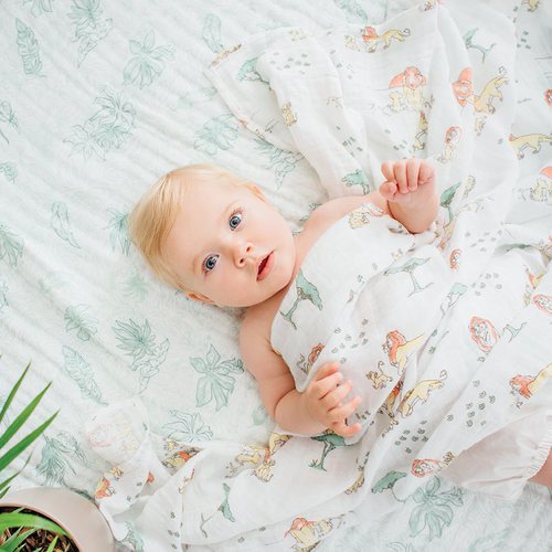 Mantita blanca con estampados de la selva de la colección de El Rey León de Aden + Anais