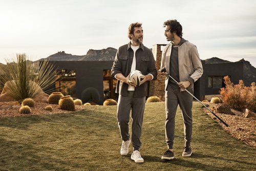 Javier Bardem y Dev Patel posando con joggings grises para Ermenegildo Zegna primavera/verano 2018