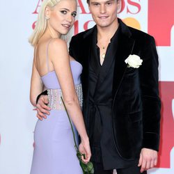 Oliver Cheshire y Pixie Lott en la alfombra roja de los Brit Awards 2018