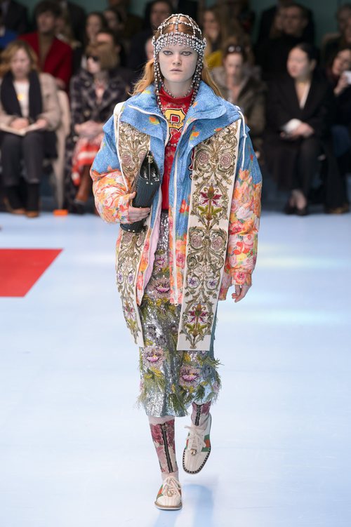 Bomber con estampados florales y falda con plumas de Gucci otoño/invierno 2018/2019 en la Milan Fashion Week