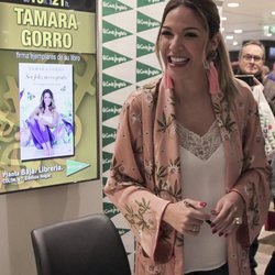 Tamara Gorro firmando libros en Valencia