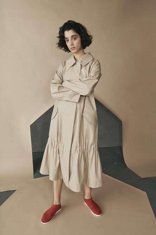 Gabardina beige de corte ancho de la colección de COS-Paperbase primavera/verano 2018